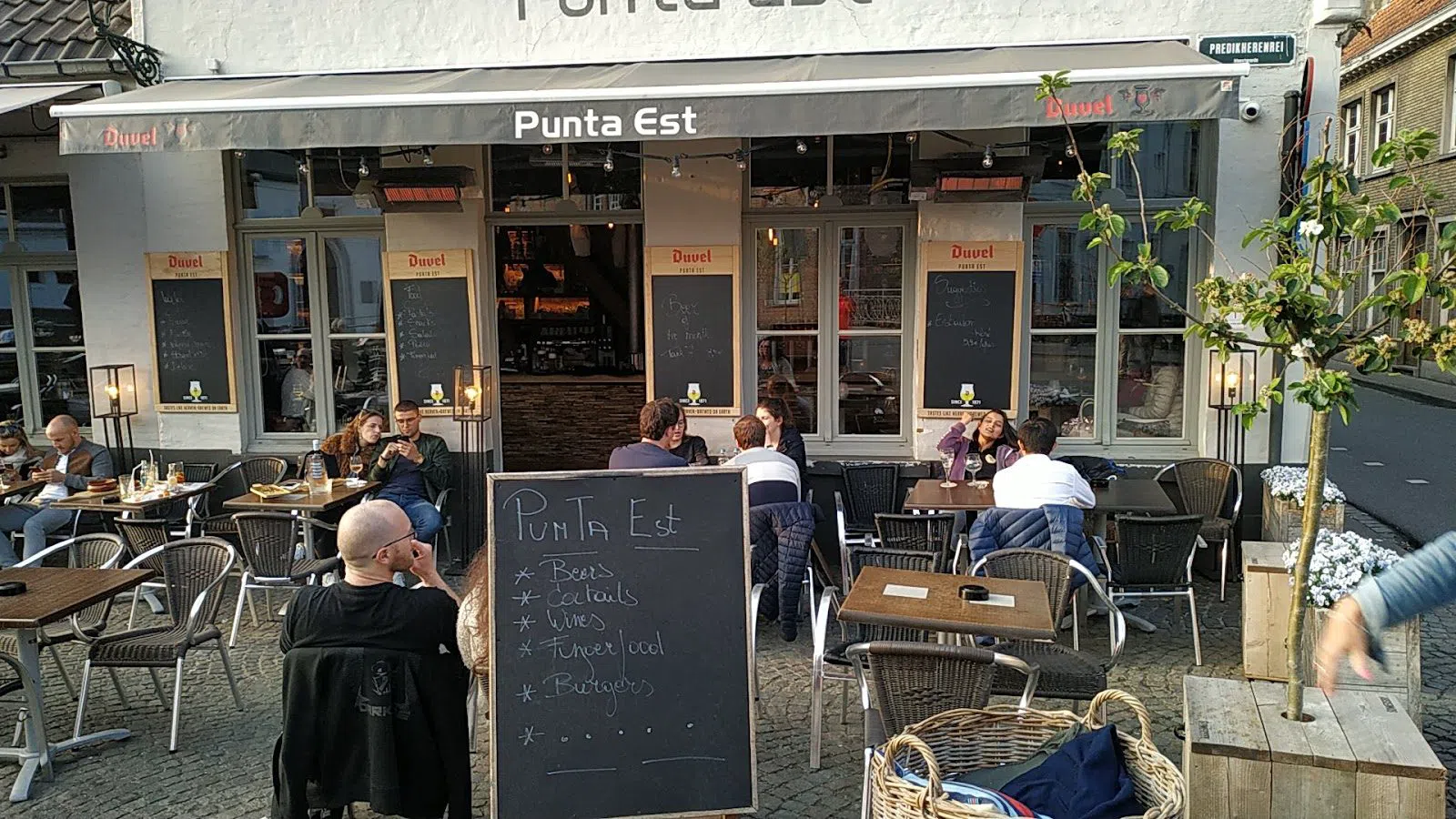 Wijnbar Est, Bruges